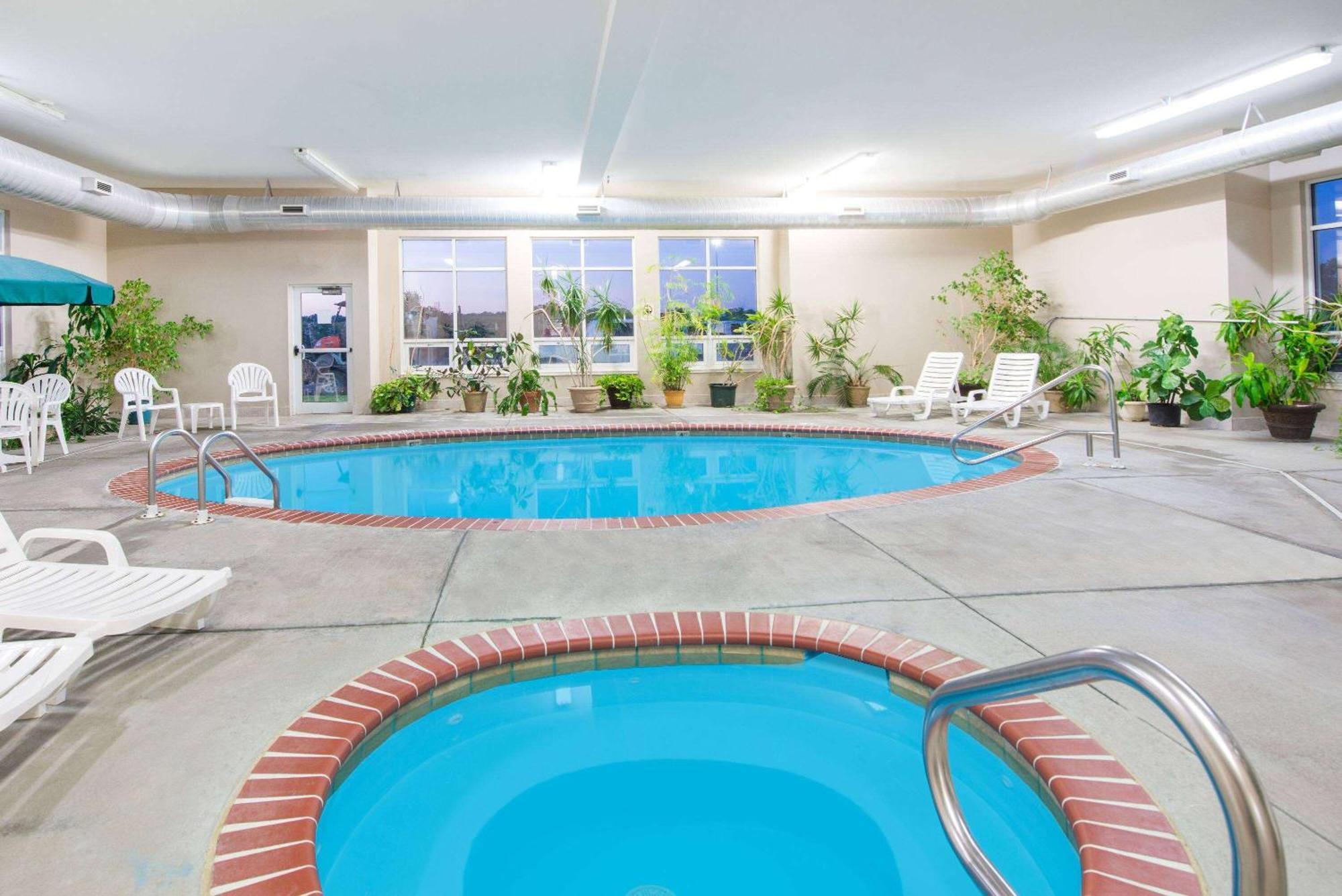 Super 8 By Wyndham Iola Ks Otel Dış mekan fotoğraf